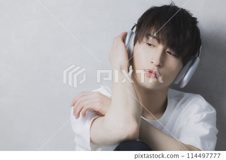 年輕人用無線耳機聽音樂 年輕人用無線耳機聽音樂 114497777