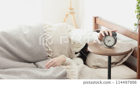 A woman who stops the alarm clock 114497806
