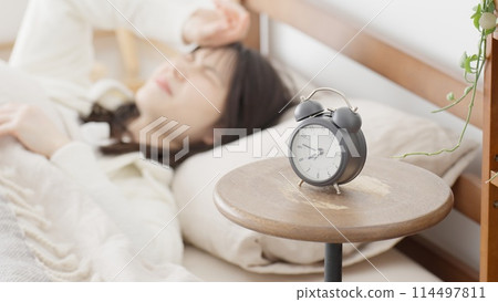 女人被鬧鐘吵醒 女人被鬧鐘吵醒 114497811