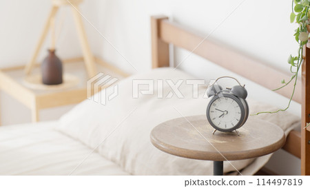 鬧鐘和床 114497819
