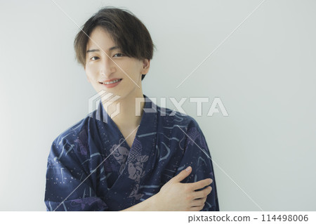 穿著浴衣的年輕人 114498006