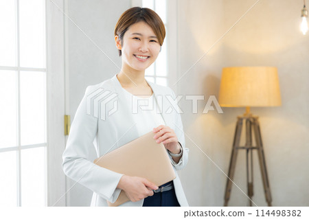 Business woman, office casual 114498382