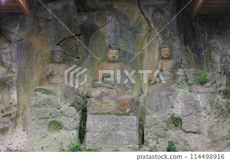 國寶臼杵石佛、鸕鶿石佛第1組、第2龕“如來三尊” 114498916