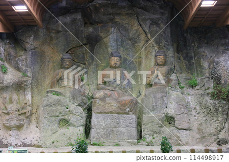 National Treasure Usuki Stone Buddhas, Hoki Stone Buddhas Group 1, Second Niche "Tyorai Triad" 114498917