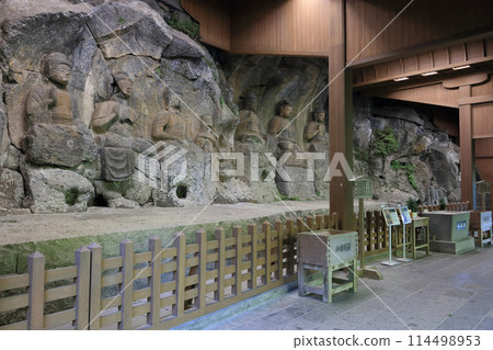 國寶臼杵石佛、第一組鸕鶿石佛、第一佛龕、第二佛龕“如來三尊” 114498953