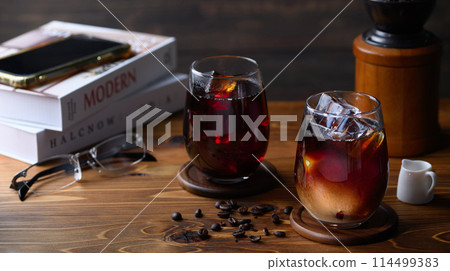 冰咖啡舊板背景 114499383