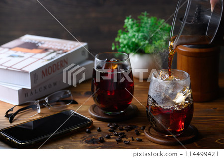 Pour freshly ground coffee over ice - Iced coffee 114499421