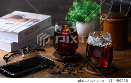 Pour freshly ground coffee over ice - Iced coffee 114499436