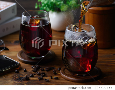 將現磨咖啡倒在冰上 冰咖啡 將現磨咖啡倒在冰上 冰咖啡 114499437