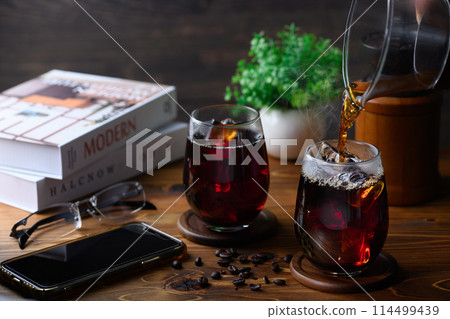 Pour freshly ground coffee over ice - Iced coffee Pour freshly ground coffee over ice - Iced coffee 114499439