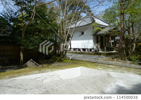 Honen-in Temple: White Sand Altar and Sutra Repository, Shishigatani, Sakyo Ward, Kyoto City Honen-in Temple: White Sand Altar and Sutra Repository, Shishigatani, Sakyo Ward, Kyoto City 114500038