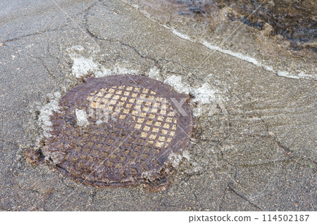 Water fountain pours out from sewer hatch, breakthrough sewerage system, accident of water supply Water fountain pours out from sewer hatch, breakthrough sewerage system, accident of water supply 114502187