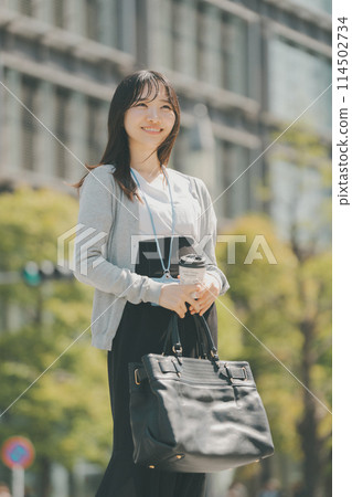 走在辦公區的職業婦女 114502734