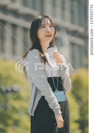 上班族出去吃午飯，在辦公區散步 114502735