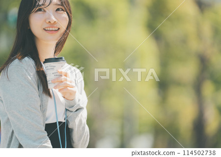 拿著外帶紙杯的年輕職業女性 114502738