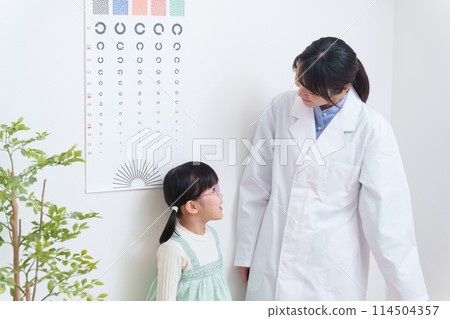一名弱視兒童在眼科醫師處接受視力檢查 一名弱視兒童在眼科醫師處接受視力檢查 114504357