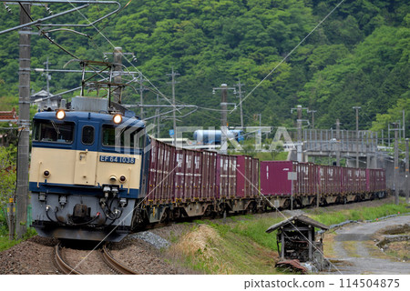 運行在白尾線的EF641038型貨櫃貨運列車 114504875