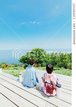 [靜岡縣] 熱海 ACAO FOREST 一對穿著浴衣的情侶坐在戶外露台上 114505537