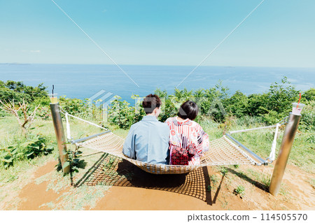 <Shizuoka Prefecture> Atami ACAO FOREST A couple in yukata sitting on a hammock bench 114505570