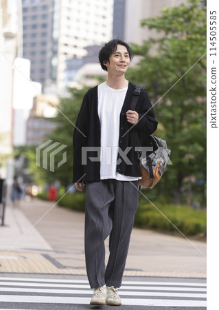 30 多歲的微笑男子在城裡散步 114505585