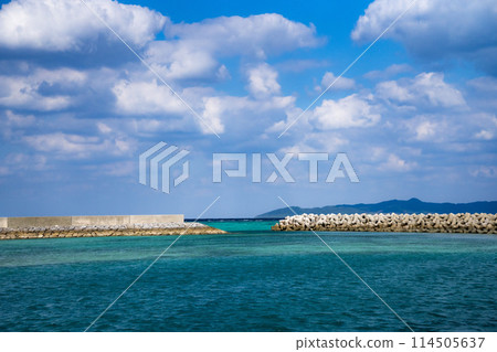 Taketomi Island, Okinawa Prefecture Blue skies and clear green seas Taketomi Island, Okinawa Prefecture Blue skies and clear green seas 114505637
