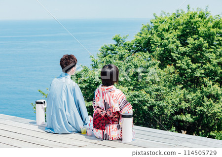 <Shizuoka Prefecture> Atami ACAO FOREST A couple in yukata sitting on the outdoor deck 114505729