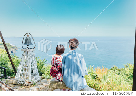 <Shizuoka Prefecture> Atami ACAO FOREST A couple in yukata sitting on a bench 114505797
