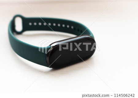 Fitness tracker with mockup screen and green strap on white background. Sport wristband with template. Portable smartwatch. Healthy lifestyle equipment. Sportwear device isolated.  114506242