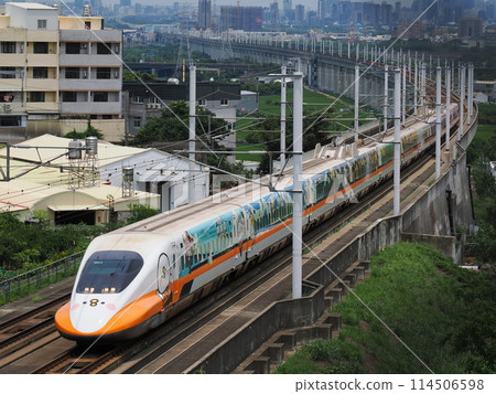 台灣高鐵700T型「卡納平的小動物」合作環繞列車會館於高鐵觀景橋 114506598
