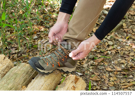 How to tie the laces of hiking boots (trekking shoes) 114507557