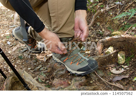 How to tie the laces of hiking boots (trekking shoes) How to tie the laces of hiking boots (trekking shoes) 114507562
