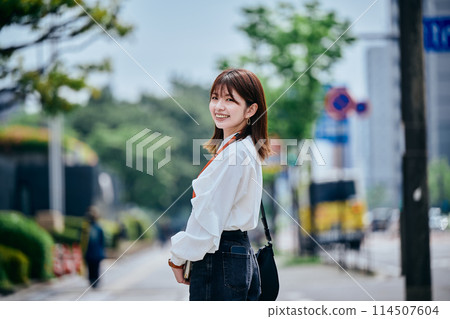 A young woman looking back 114507604