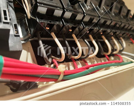 配電板上的電氣工作 114508355