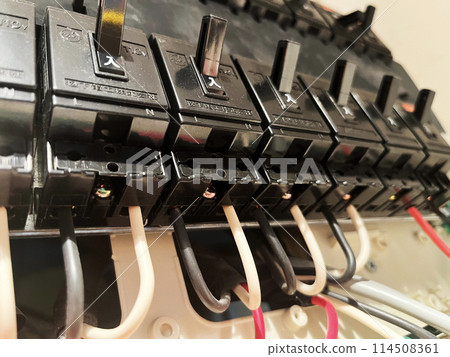 配電板上的電氣工作 配電板上的電氣工作 114508361
