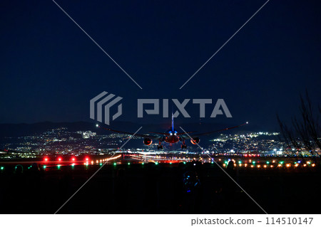 night view, airplane, travel, night, landscape, passenger plane, japan, aircraft, sky, tourism, airport, jet plane, runway, illuminated 114510147