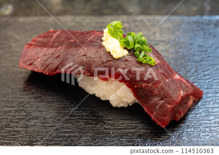 美味的沙丁魚鯨魚壽司 114510363