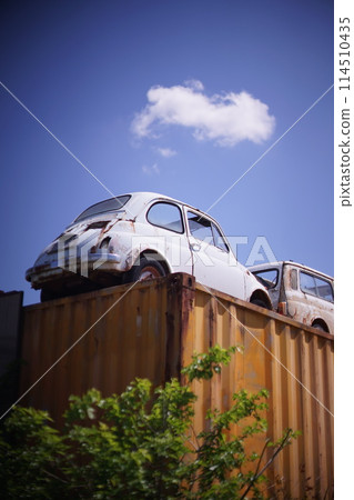貨櫃裡的廢棄汽車：從某個角度看 114510435
