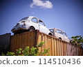 貨櫃中的廢棄汽車：斜視圖 2 114510436