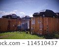 貨櫃中的廢棄汽車：看入口 114510437