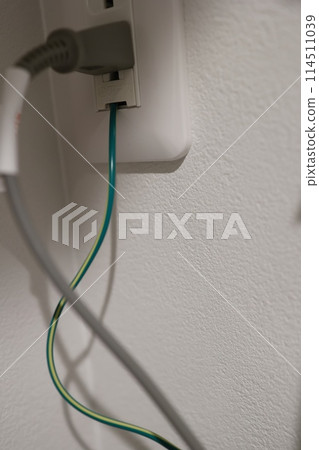 Earth wire of a home outlet 114511039