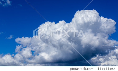 仲夏時節,藍天出現積雨雲 仲夏時節,藍天出現積雨雲 114511362