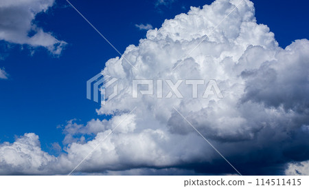 仲夏時節，藍天出現積雨雲 114511415