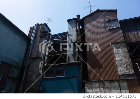 軍營、破舊的昭和建築物、即將倒塌的老房子、需要抗震加固的房子。 軍營、破舊的昭和建築物、即將倒塌的老房子、需要抗震加固的房子。 114511575