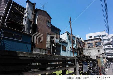Barracks, dilapidated Showa era buildings, old houses on the verge of collapse, houses that need earthquake reinforcement Barracks, dilapidated Showa era buildings, old houses on the verge of collapse, houses that need earthquake reinforcement 114511576