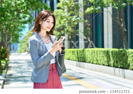 時尚的商務女性通勤 114511721