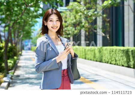 Stylish business woman commuting Stylish business woman commuting 114511723
