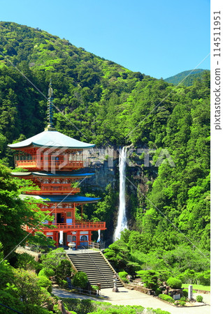 [Wakayama Prefecture] Seiganto-ji Temple's three-story pagoda and Nachi Falls on a clear day (Kumano Nachi Taisha Shrine) 114511951