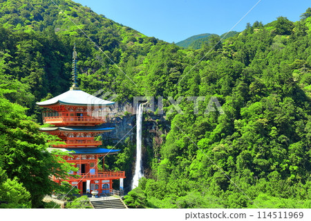 [和歌山縣] 晴天時的青岸渡寺三層寶塔和那智瀑布（熊野那智大社） 114511969