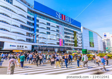 Japan's Tokyo cityscape Inbound...Spring town...The bustling east exit of Ikebukuro Station, tourists are also noticeable = 31st 114512041