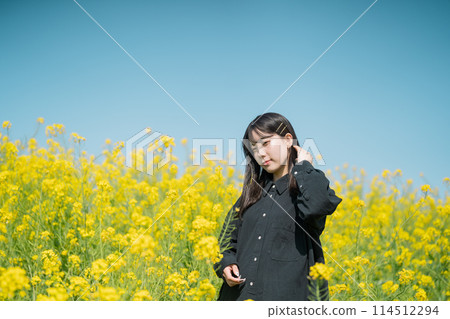 Rape flower field and woman 114512294